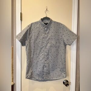 Molokai Surf Short Sleeve Button Front Men’s Top Large Gray Arrows & Triangles